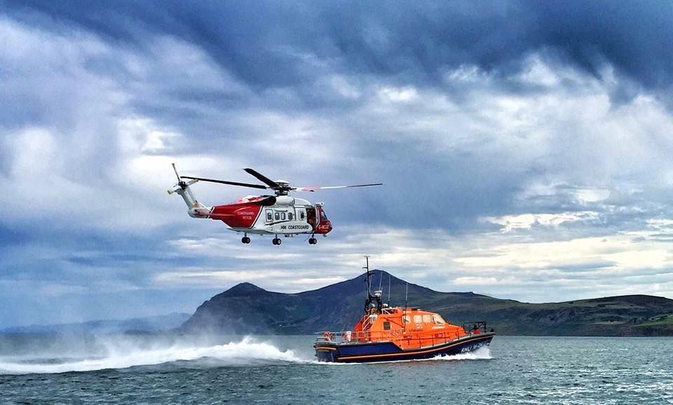 Trochfa Dydd Calan RNLI Porthdinllaen New Year\u2019s Day Dip