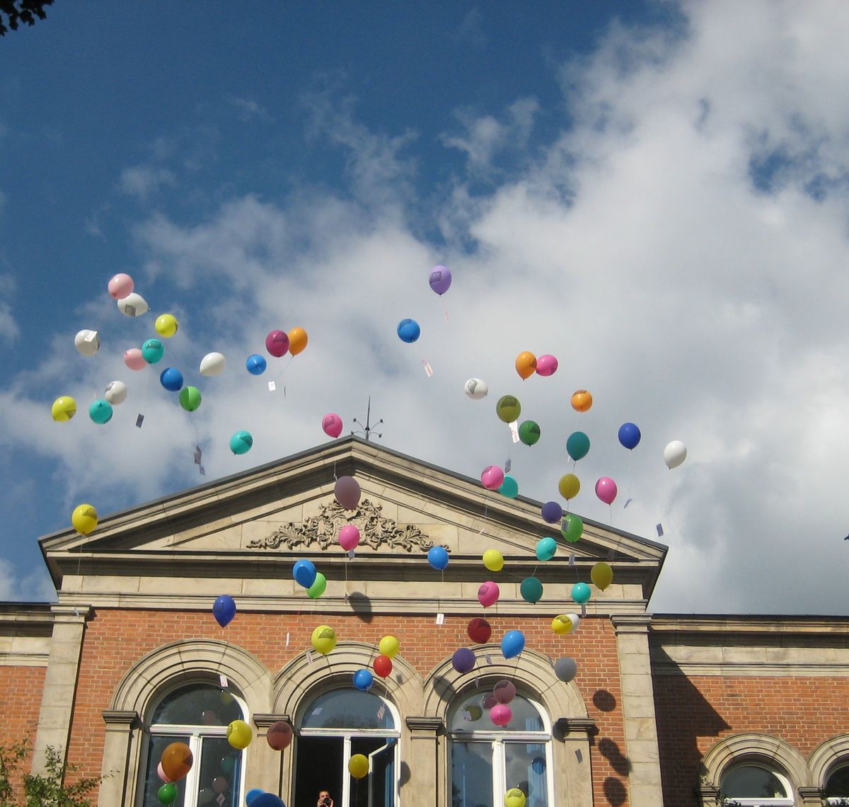 Tag des Kindes 2024  "eschawo ist bunt"  Luftballonwettbewerb