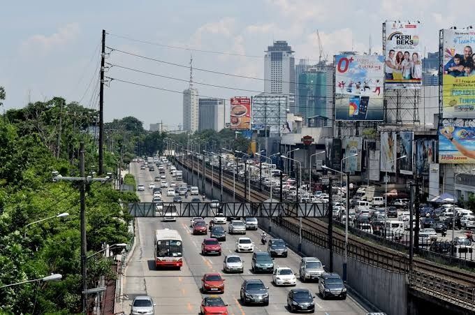 Batuhan ng tsinelas sa EDSA Highway