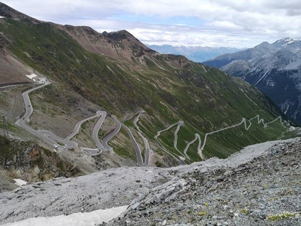 Bli med p\u00e5 en uforglemmelig motorsykkel tur til Stelvio-passet.