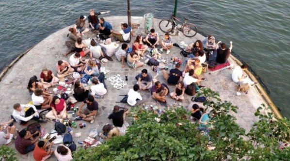 Picnic au bord de l'eau au centre de Paris - Adresse sur l'app socializus uniquement