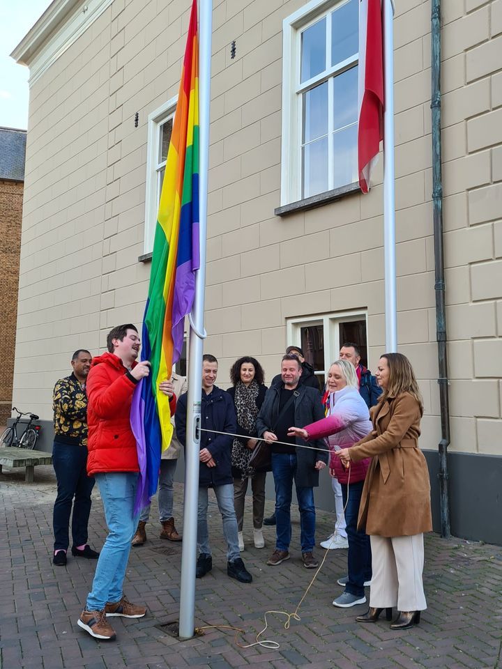 Coming Out dag: regenboogvlag hijsen