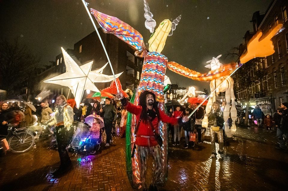 Super Sint Maarten Parade in Amsterdam Oost op maandagavond 11 november 2024!