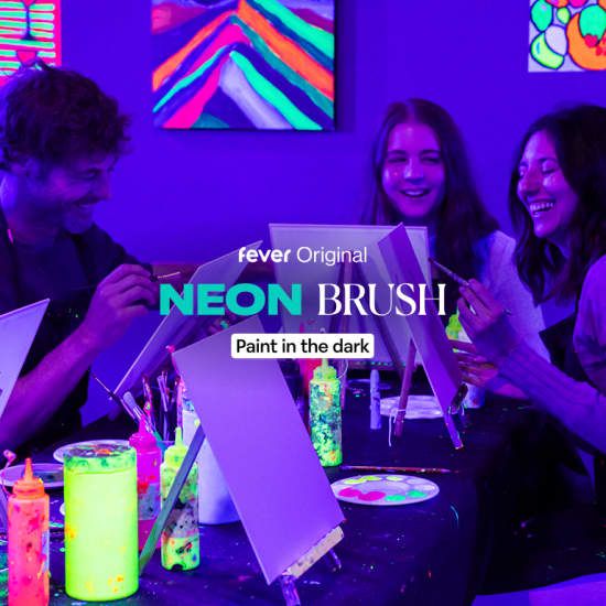 Neon Brush: Malerlebnis im Dunkeln mit Drinks