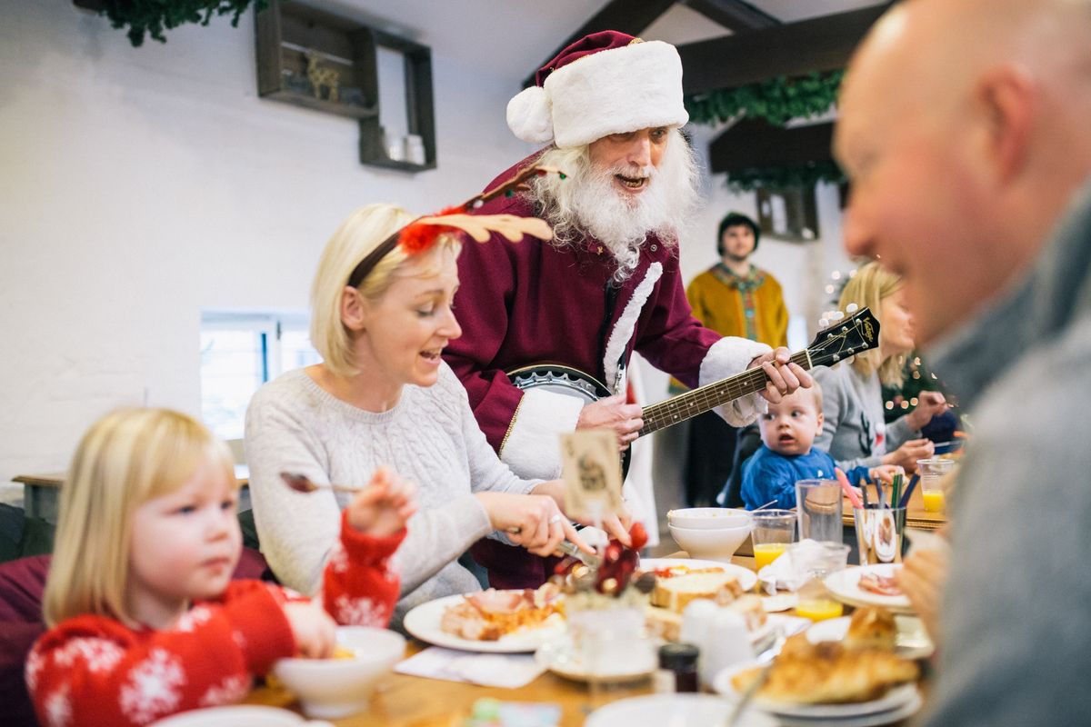 Supper with Father Christmas | Swper gyda Si\u00f4n Corn 