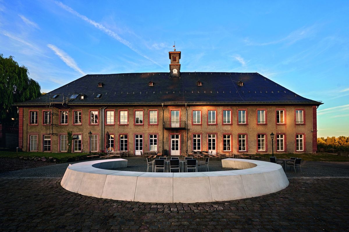 Campus tour with students at the Rheingau campus