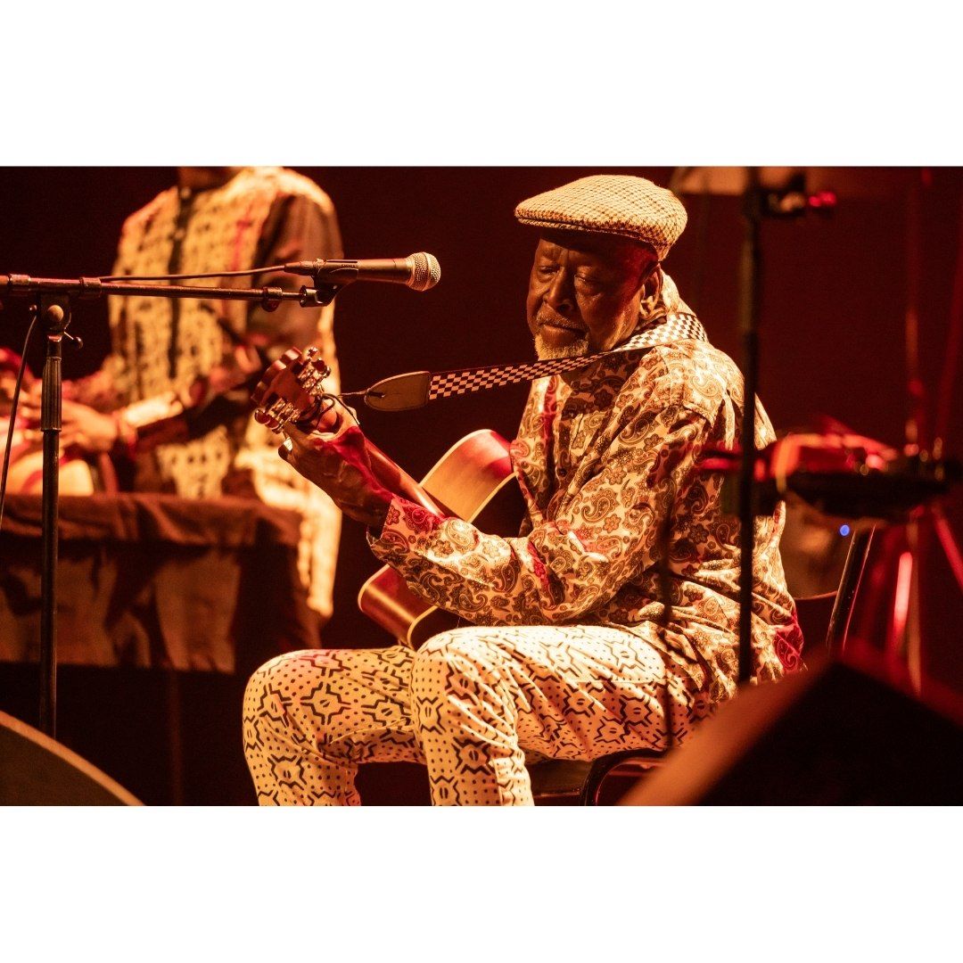  BOUBACAR TRAOR\u00c9 - Die Ikone des Mali Blues