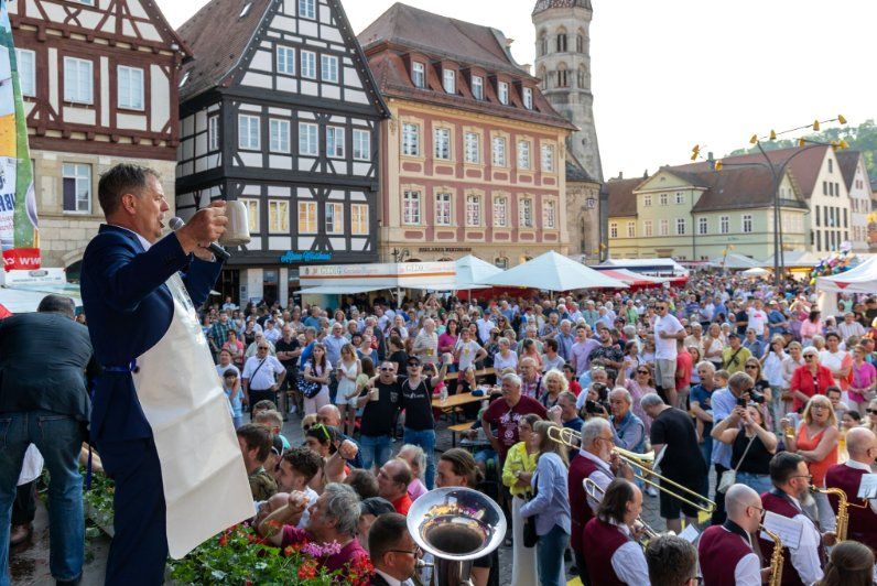 Gm\u00fcnder Stadtfest mit traditionellem 40er-Fest und Umzug