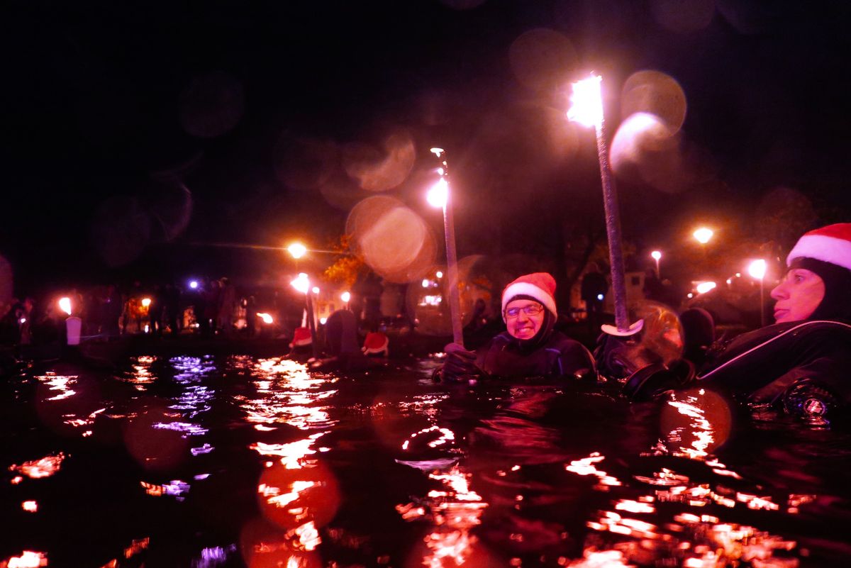 Weihnachtsmarkt \/ Fackelschwimmen