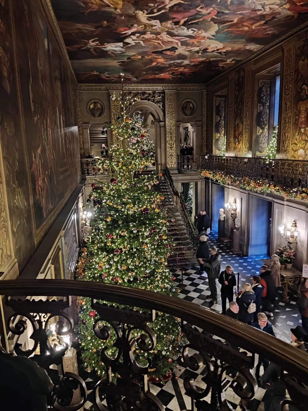 Coach trip - Chatsworth house at Christmas and Bakewell 