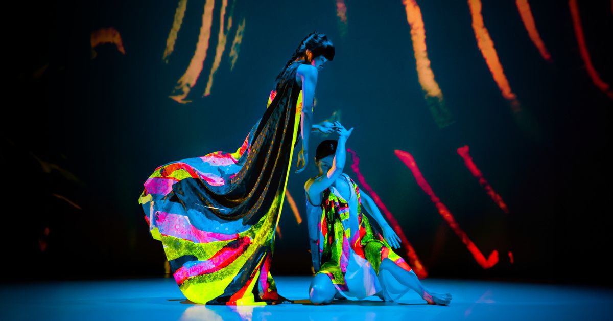 Cloud Gate Dance Theatre of Taiwan - 13 Tongues