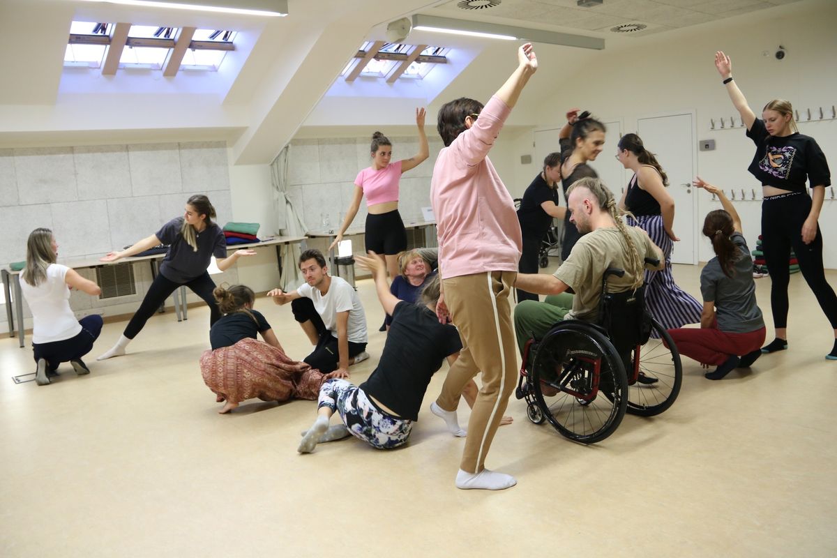 DanceAbility - veden\u00e1 lekce pohybov\u00e9 improvizace 