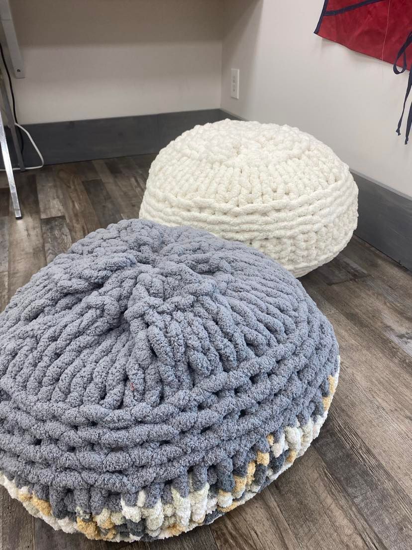 Chunky hand knitted POUF workshop