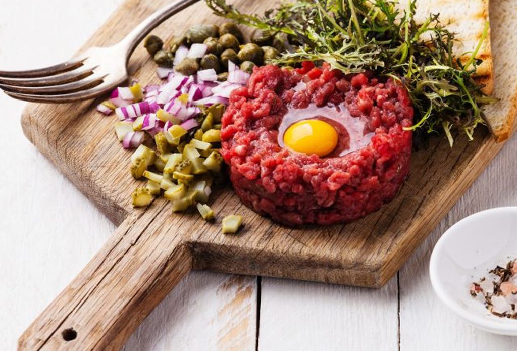 Steak tartar, salsas, acompa\u00f1amientos y emplatado