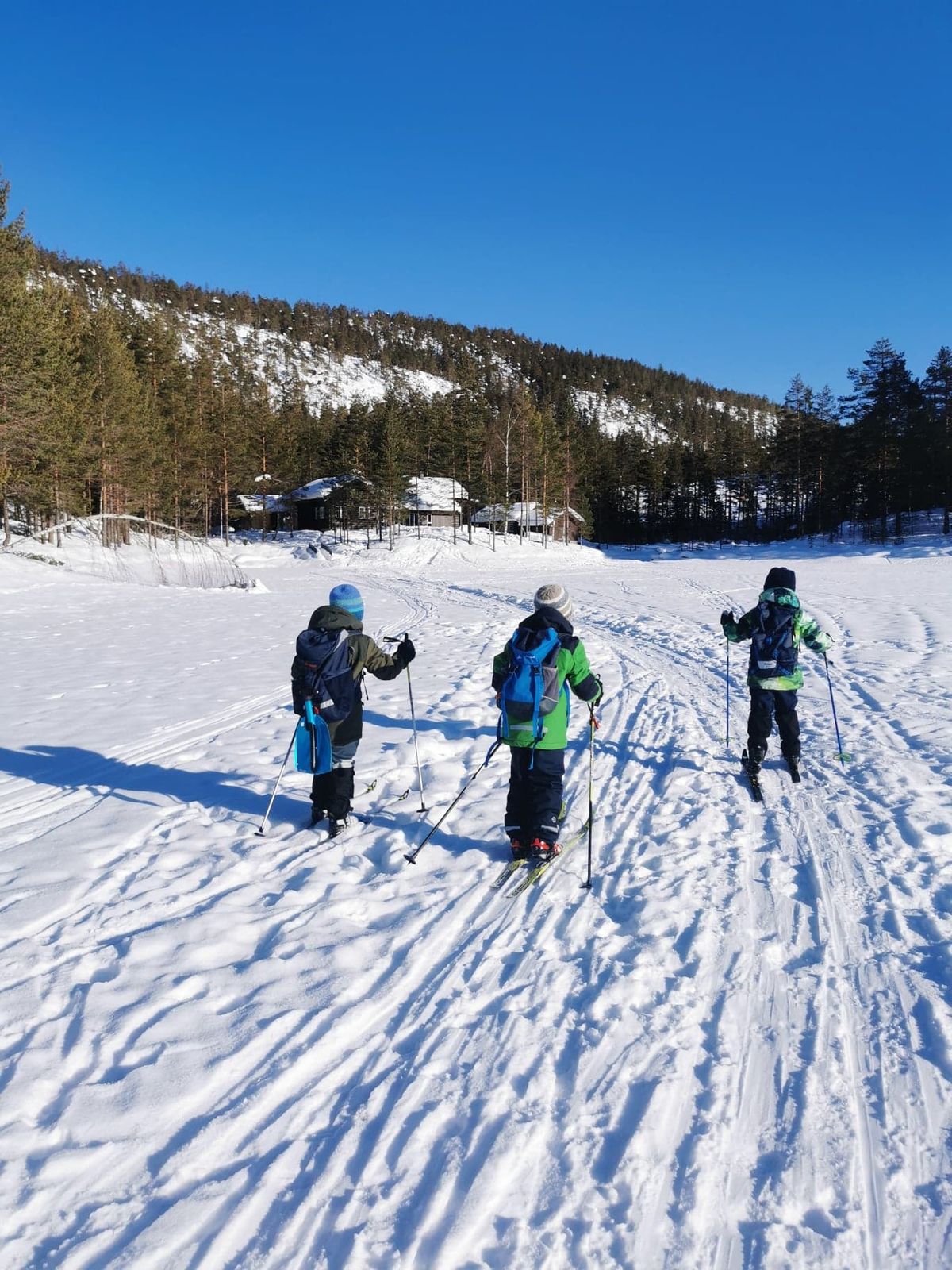 Barnas Turlag leker gjemsel i Pr\u00e5mvika