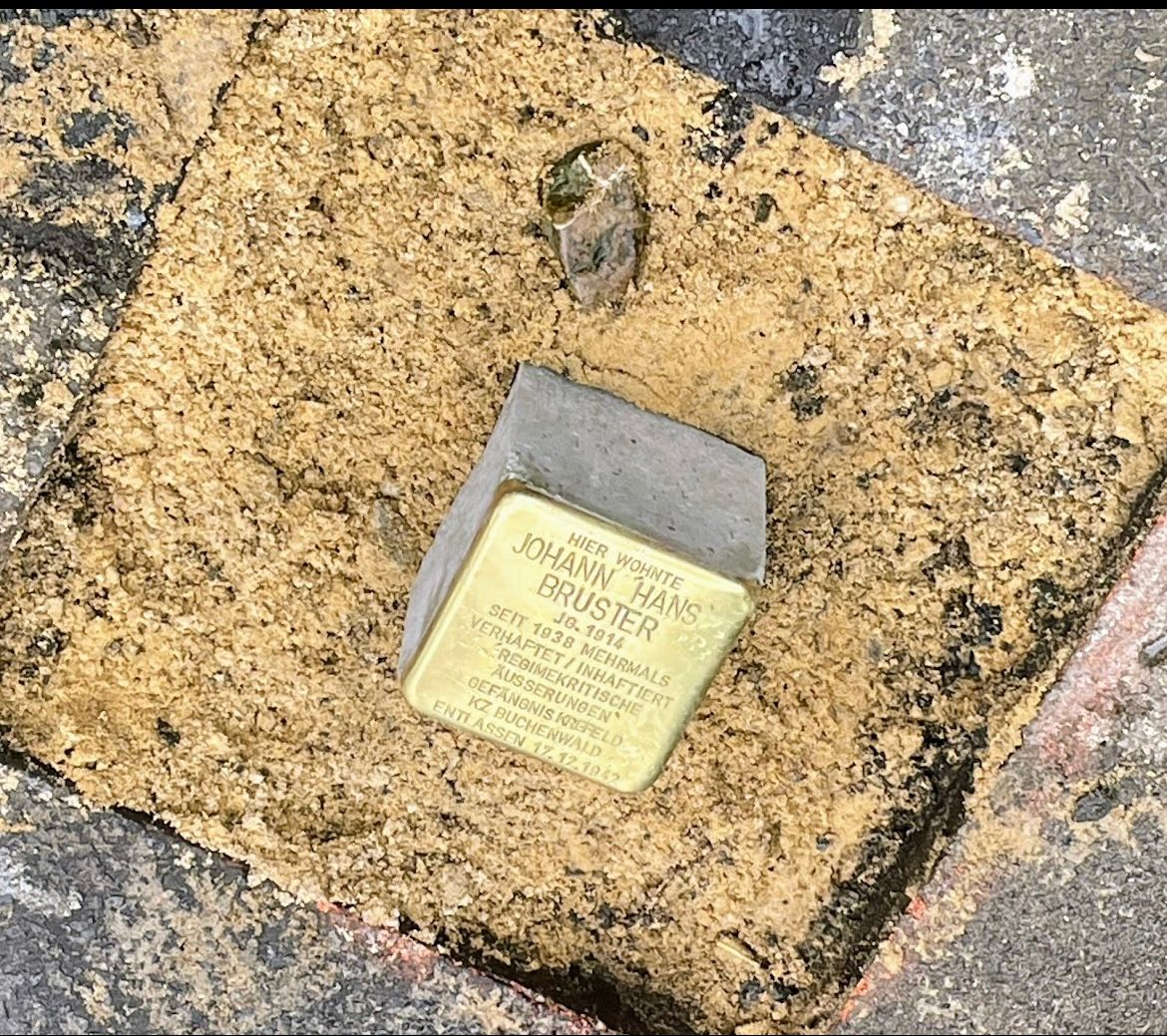 Vortrag  "Was haben Stolpersteine mit Demokratie zu tun? Erinnerungskultur in Zeiten des Umbruchs"