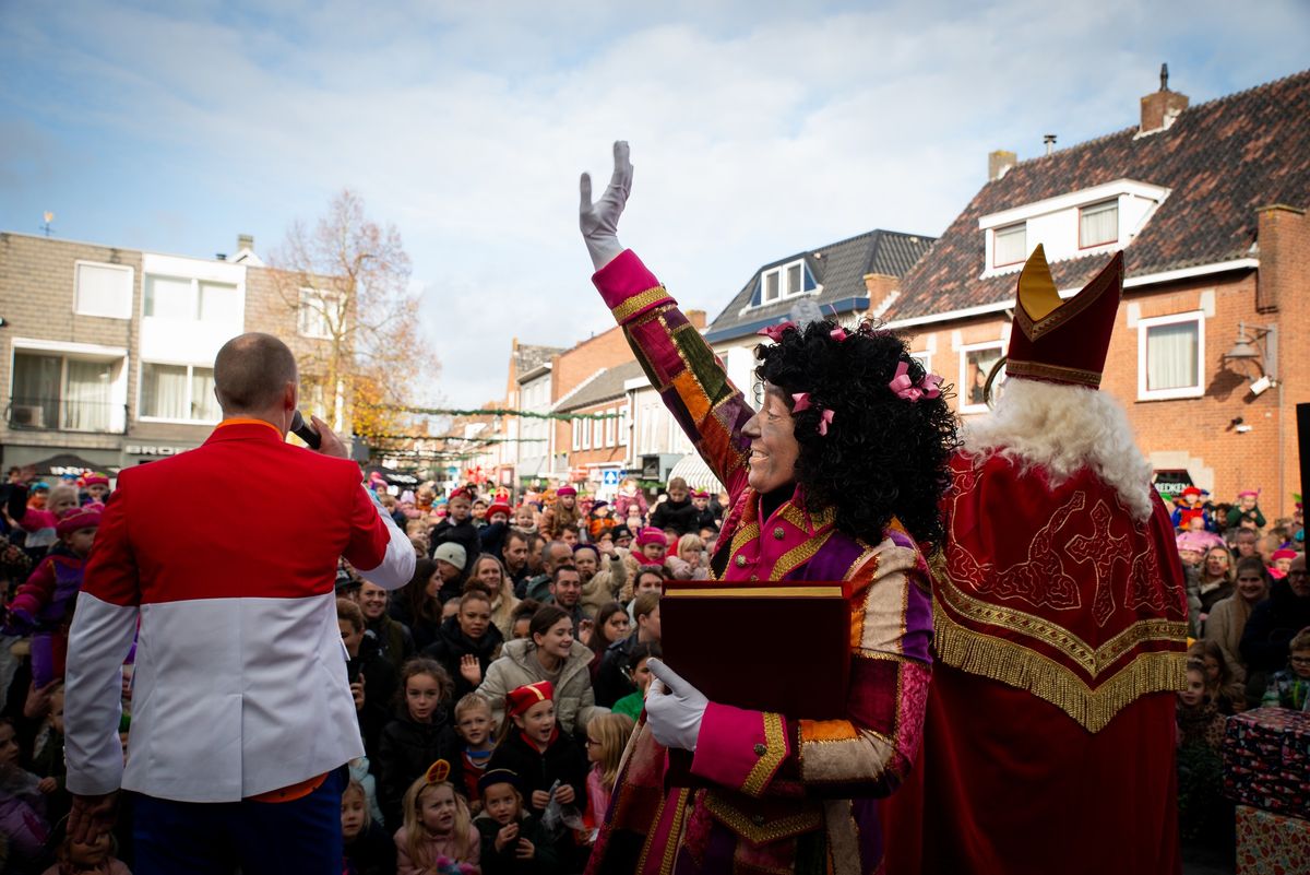 Uitzwaaien Sint en zijn Pieten