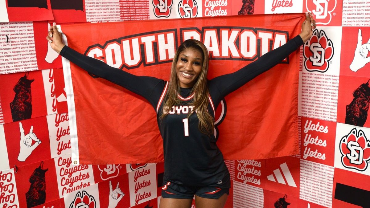 Parking South Dakota Coyotes at St. Thomas Tommies Womens Volleyball