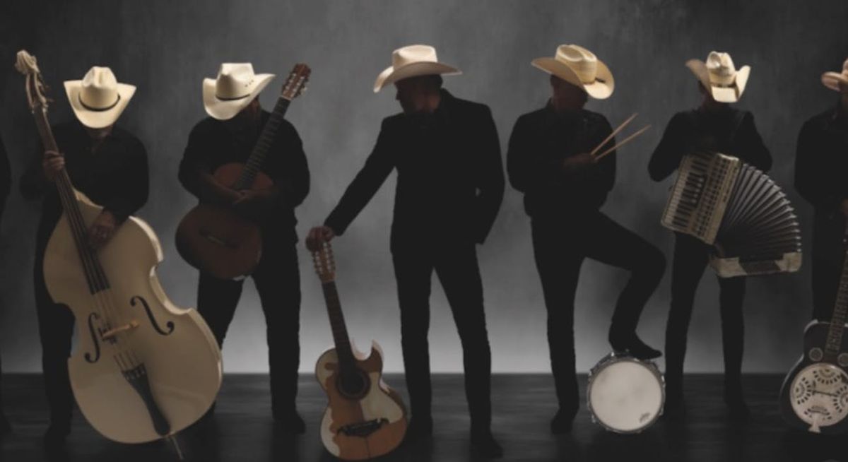 Los Pacaminos ft. Paul Young