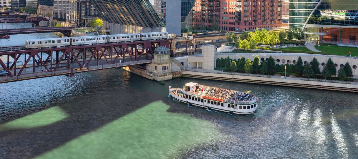 Chicago Architecture Center River Cruise aboard Chicago's First Lady at Chicagos First Lady