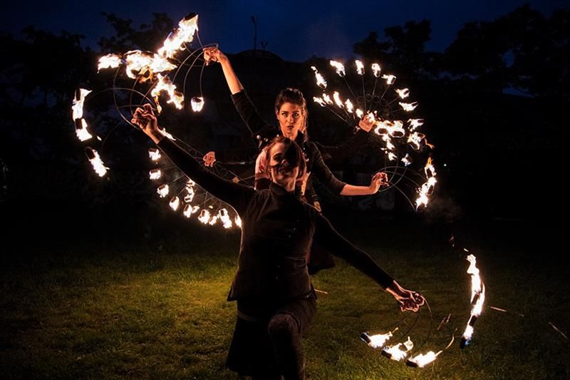 Lampionov\u00fd pr\u016fvod a Fireshow skupina TriboLadies