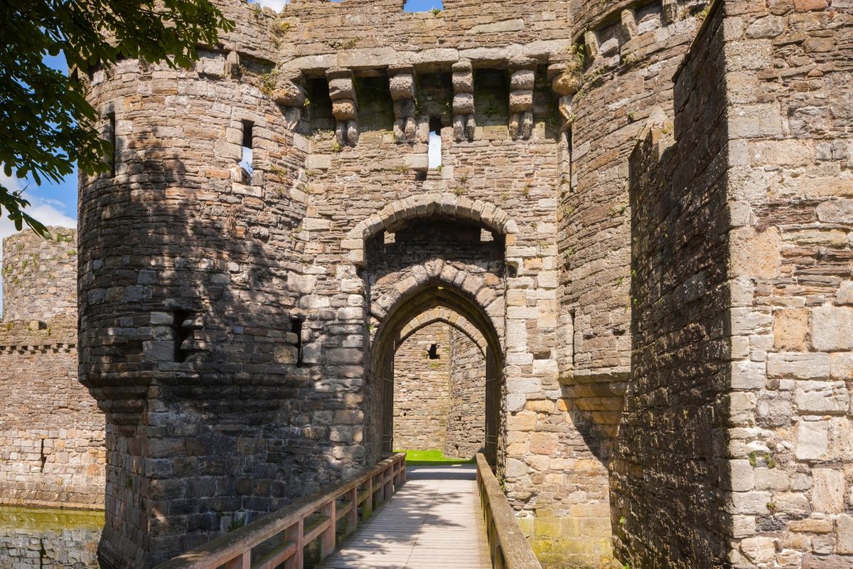 Taith Hanes Castell Biwmares \/ Beaumaris Castle History Tour