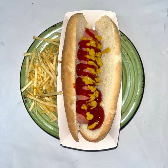 Hot Dog y Bebida en Malasa\u00f1a con patatas fritas