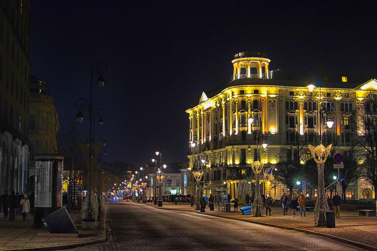 Ciemna strona Krakowskiego Przedmie\u015bcia w \u015bwi\u0105tecznej iluminacji.