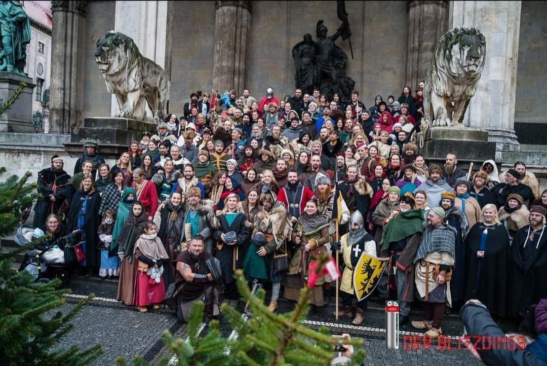 11. Erst\u00fcrmung des mittelalterlichen Weihnachtsmarktes!!!