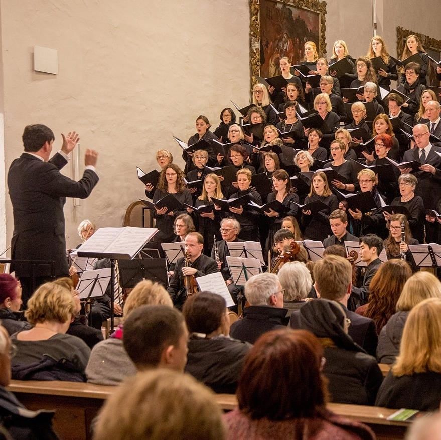 Mit Wucht und Gloria! Der Oratorienchor W\u00fcrzburg singt Werke von Puccini und Dvo\u0159\u00e1k.