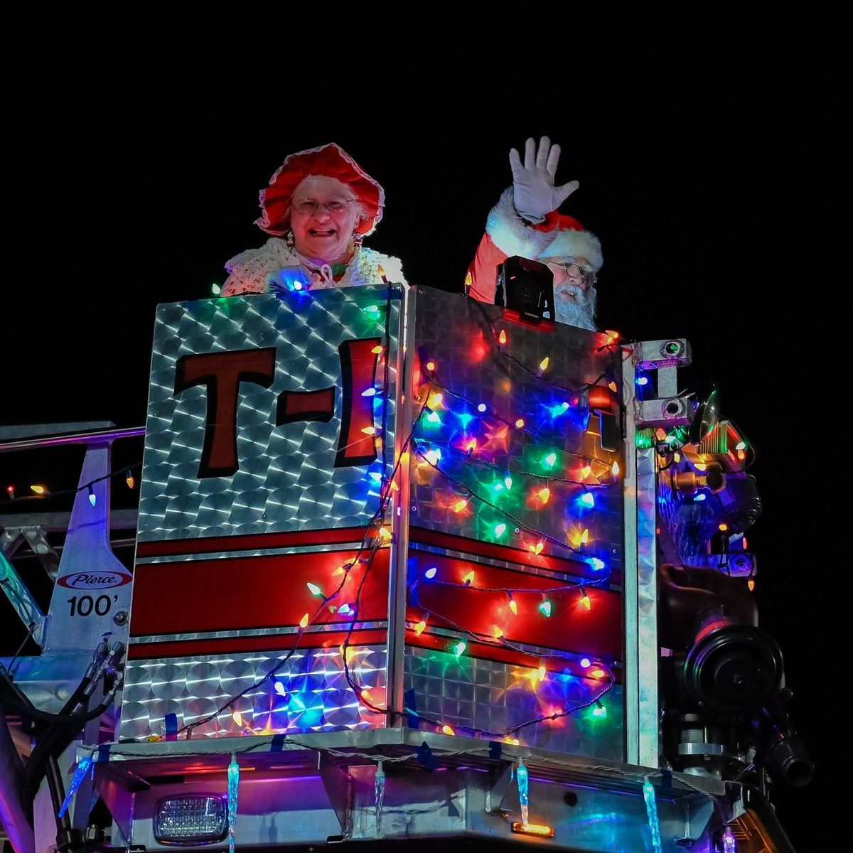 VISIT Lake Geneva's 49th Annual Electric Christmas Parade *OFFICIAL*