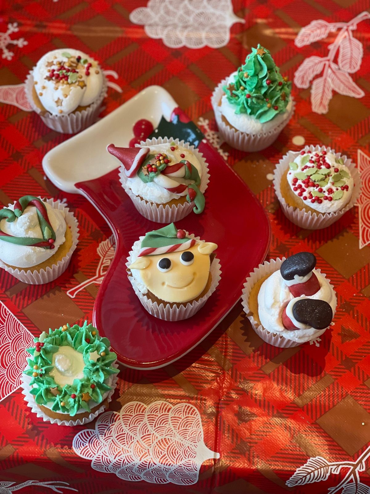 Christmas pizza and cupcake party for Children 