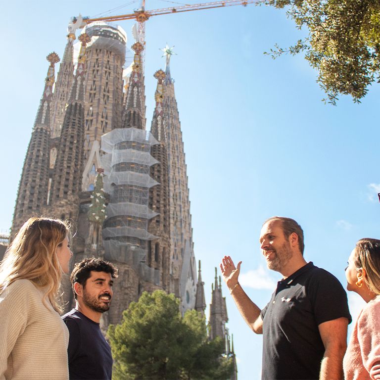 Lo mejor de Barcelona: Tour a Pie con Entrada R\u00e1pida a la Sagrada Familia \u2013 Grupo Peque\u00f1o