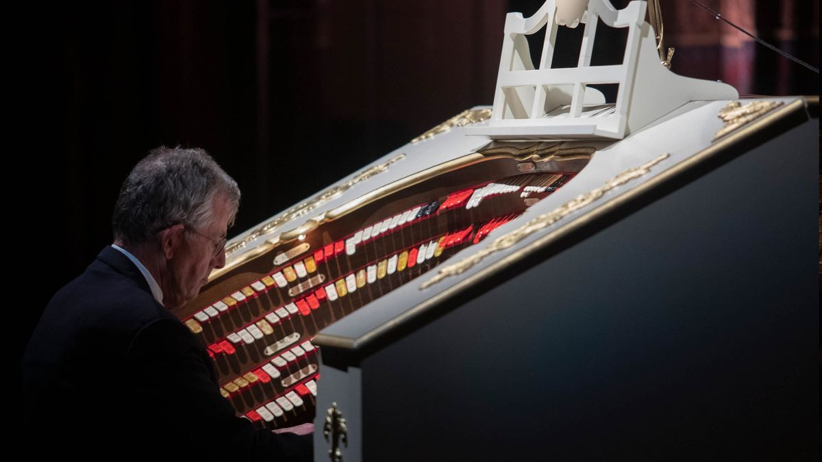 A Hollywood Musical Review: Part 2 on the Mighty Wurlitzer Organ