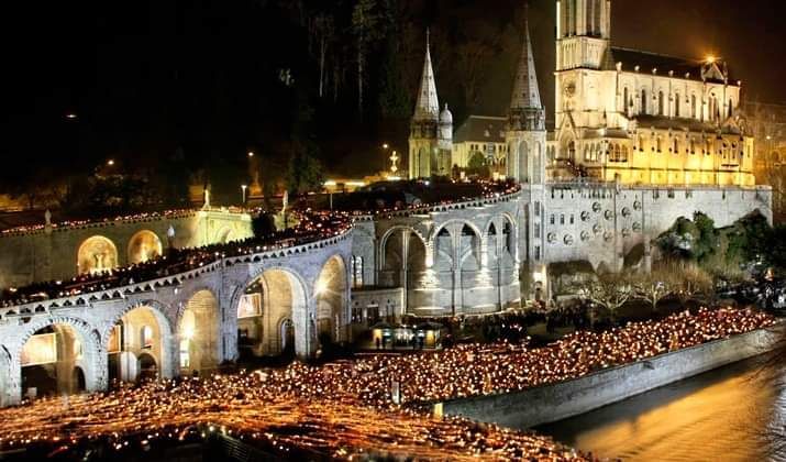 P\u00e1scoa em Lourdes \/ Piren\u00e9us Franceses