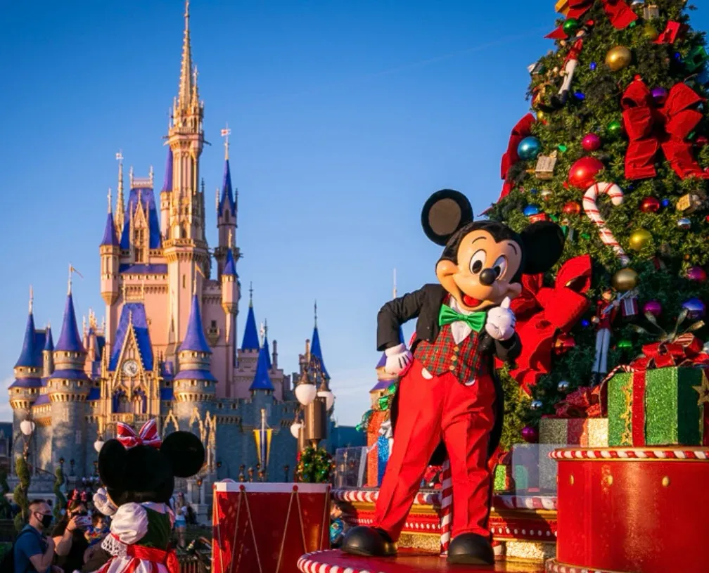 POSSIBLY Watching Christmas Parade at MK  \ud83c\udf85\ud83c\udffb\ud83c\udf84