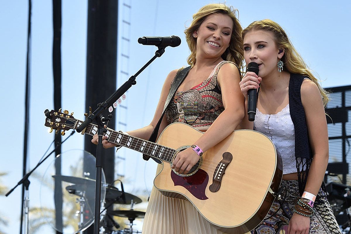 Maddie and Tae at Mississippi Moon Bar - Diamond Jo Casino