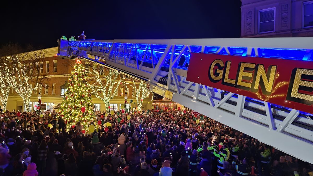 The Glen Ellyn Chamber of Commerce\u2019s 2024 Glen Ellyn Holiday Walk and Tree Lighting