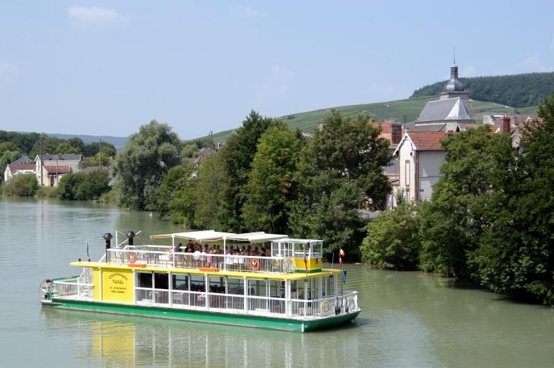 D\u00e9jeuner croisi\u00e8re sur la Marne et visite d'une cave de champagne