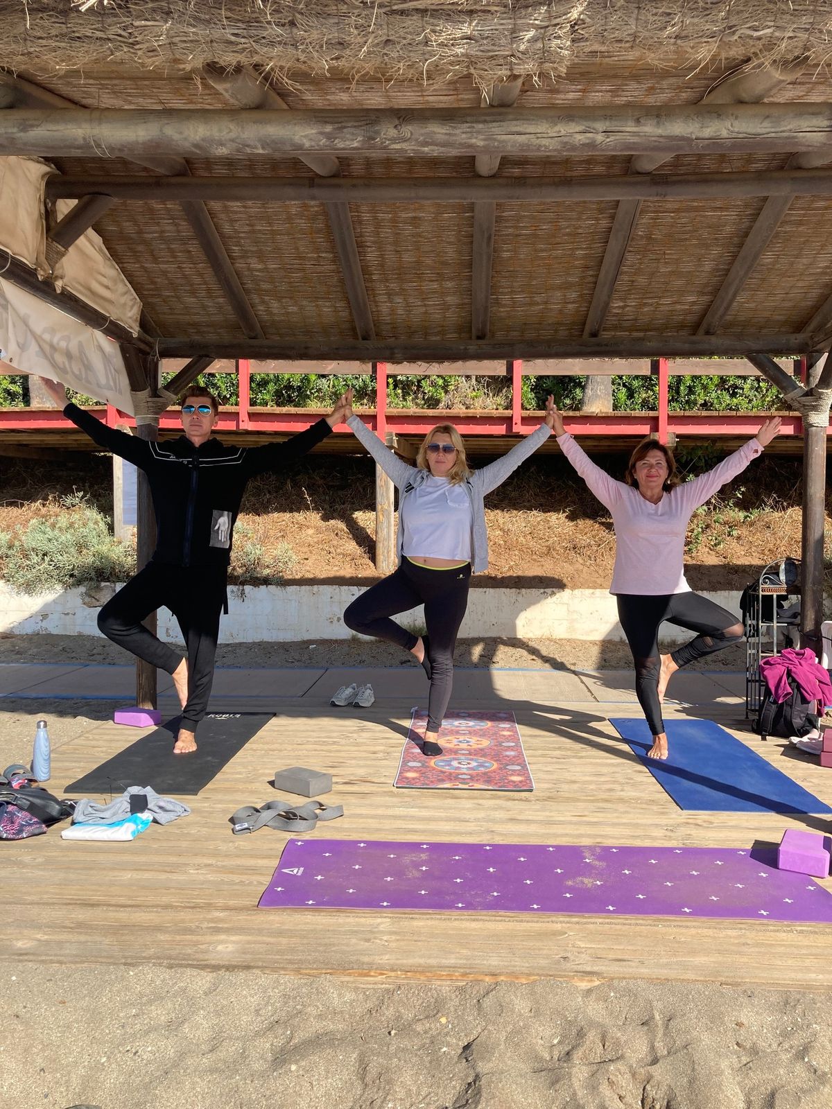 Beach Yogalates in English 