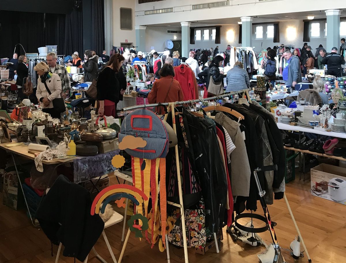 Hallen-FLOHMARKT in der Festhalle in Stuttgart-Feuerbach