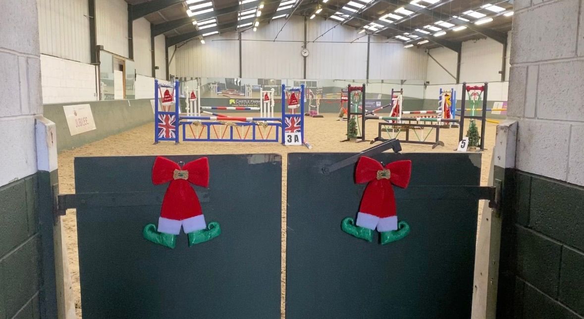 Festive Indoor ShowJump Hire\ud83c\udf84\ud83c\udf85