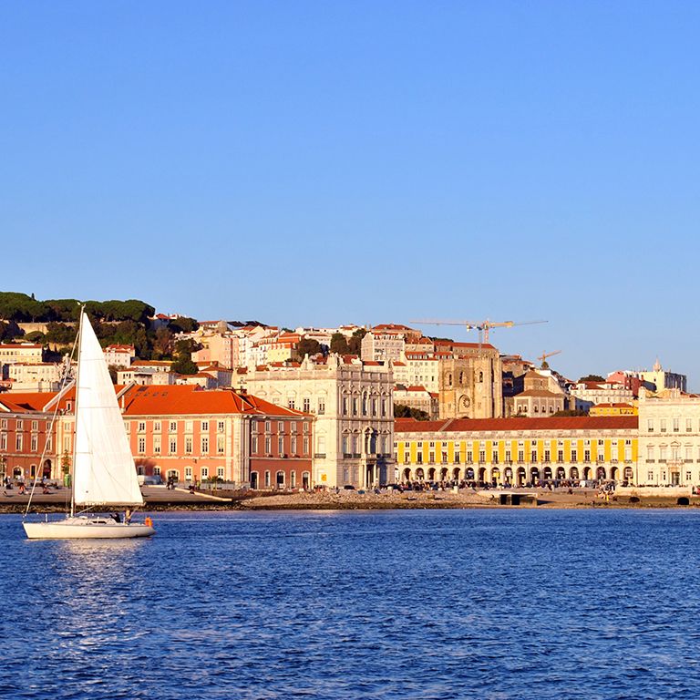 Passeio de veleiro pela Lisboa antiga ou ao p\u00f4r do sol