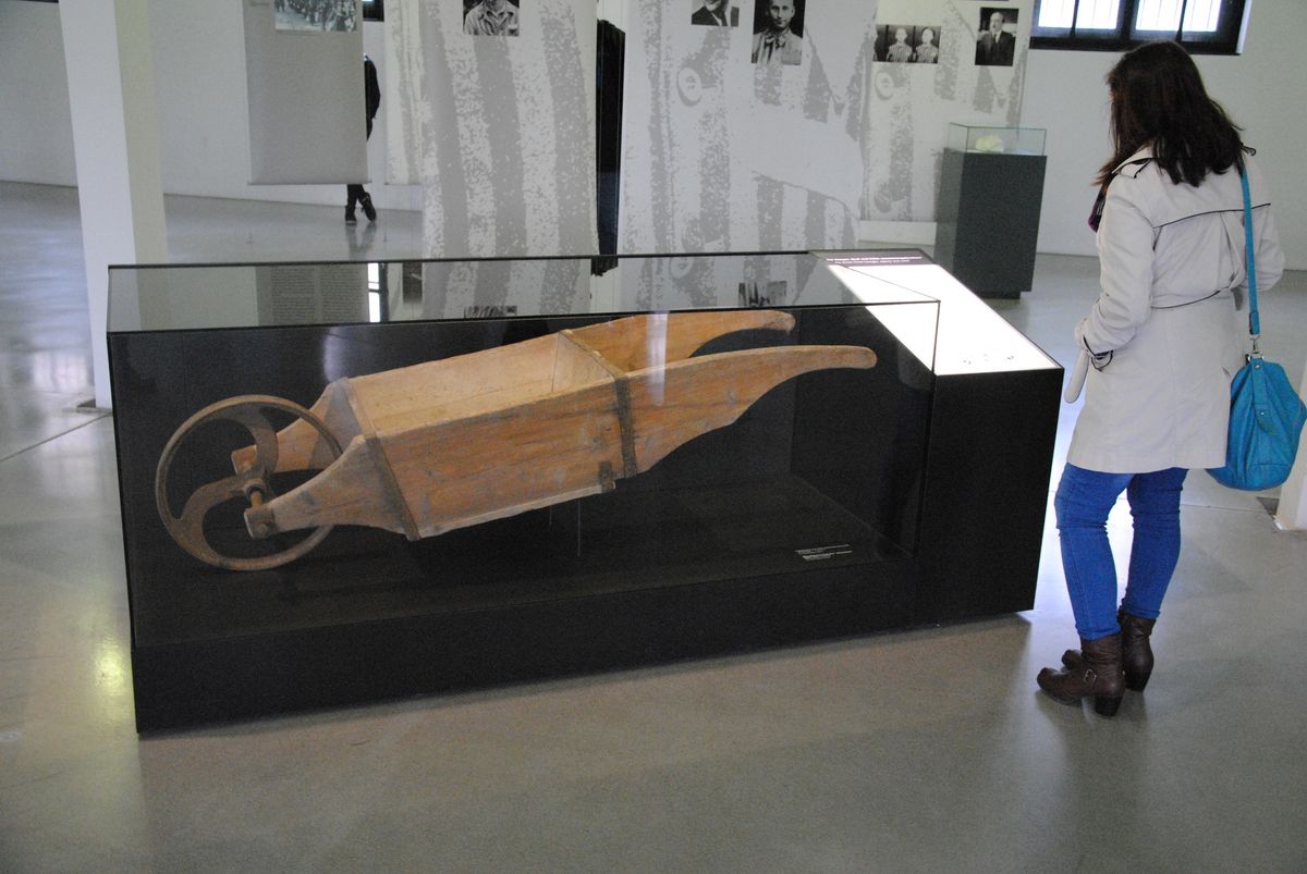 Themenrundgang: Historische Gegenst\u00e4nde und Objekte in der Ausstellung der KZ-Gedenkst\u00e4tte Dachau