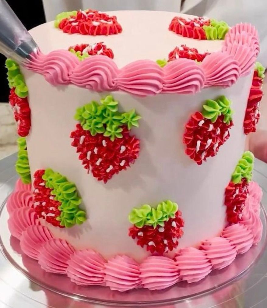 May cake decorating class strawberry themed 