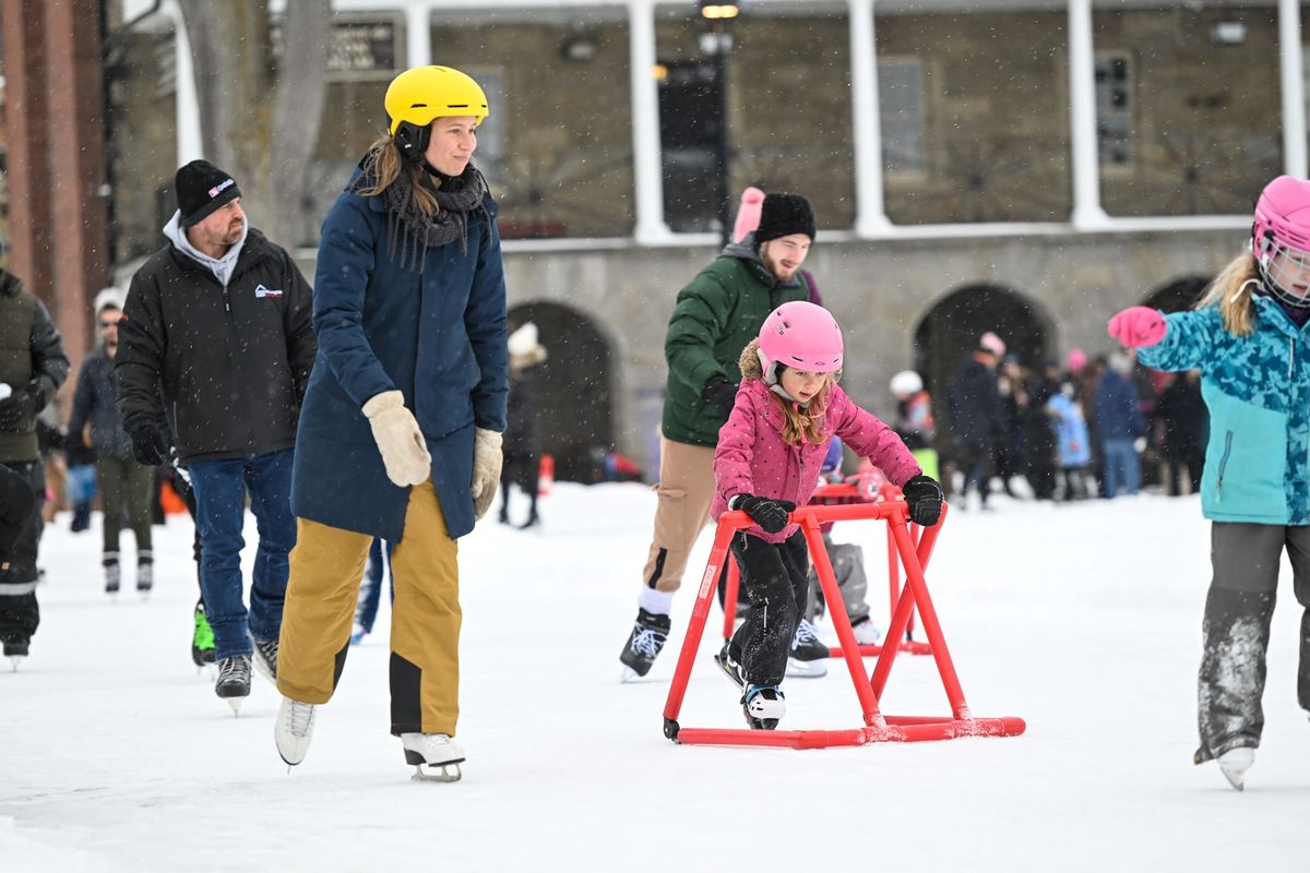 FROSTival Family Frosty Skate \/ Patinage du bonhomme de neige en famille du FROSTival   