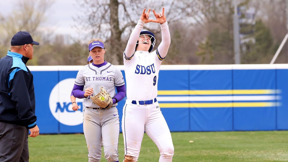 Parking South Dakota State Jackrabbits at St. Thomas Tommies Womens Volleyball
