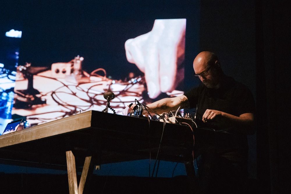 Simon Whetham 'Channeling Reduction' : performance sonore