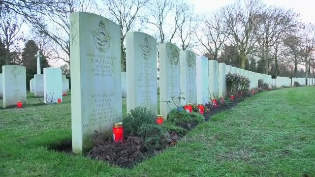 Lichtjes op Oorlogsgraven op Kerstavond