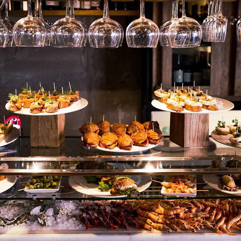 16 pinchos donostiarras + botella de vino en Sagardi en Euskal Etxea